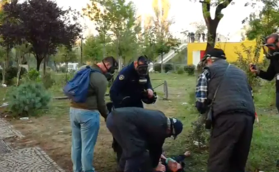 Momente alarmante në protestë  qytetari shembet në tokë pa ndjenja