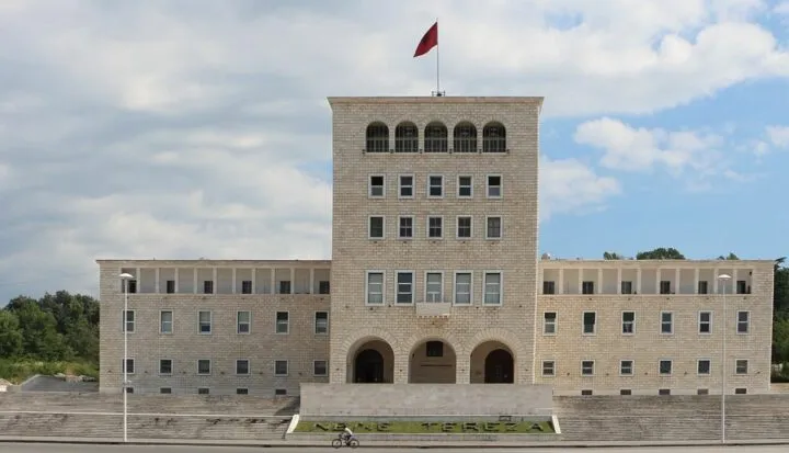 Mbi 100 pedagogë në mbrojtje të studentëve pas dhunës në protesta