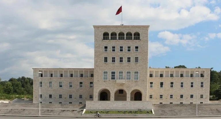 Mbi 100 pedagogë në mbrojtje të studentëve pas dhunës në protesta