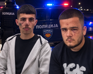 Dy të rinj shqiptarë rrihet brutalisht nga policët maqedonas