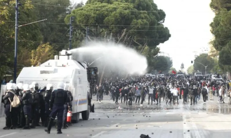 Pas dhunës brutale në protesta, kujtohet Policia: Mos kontrolloni telefona pa urdhër gjykate