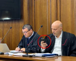 Ols Dado s’pyet për rregullove, i bie telefoni në seancë