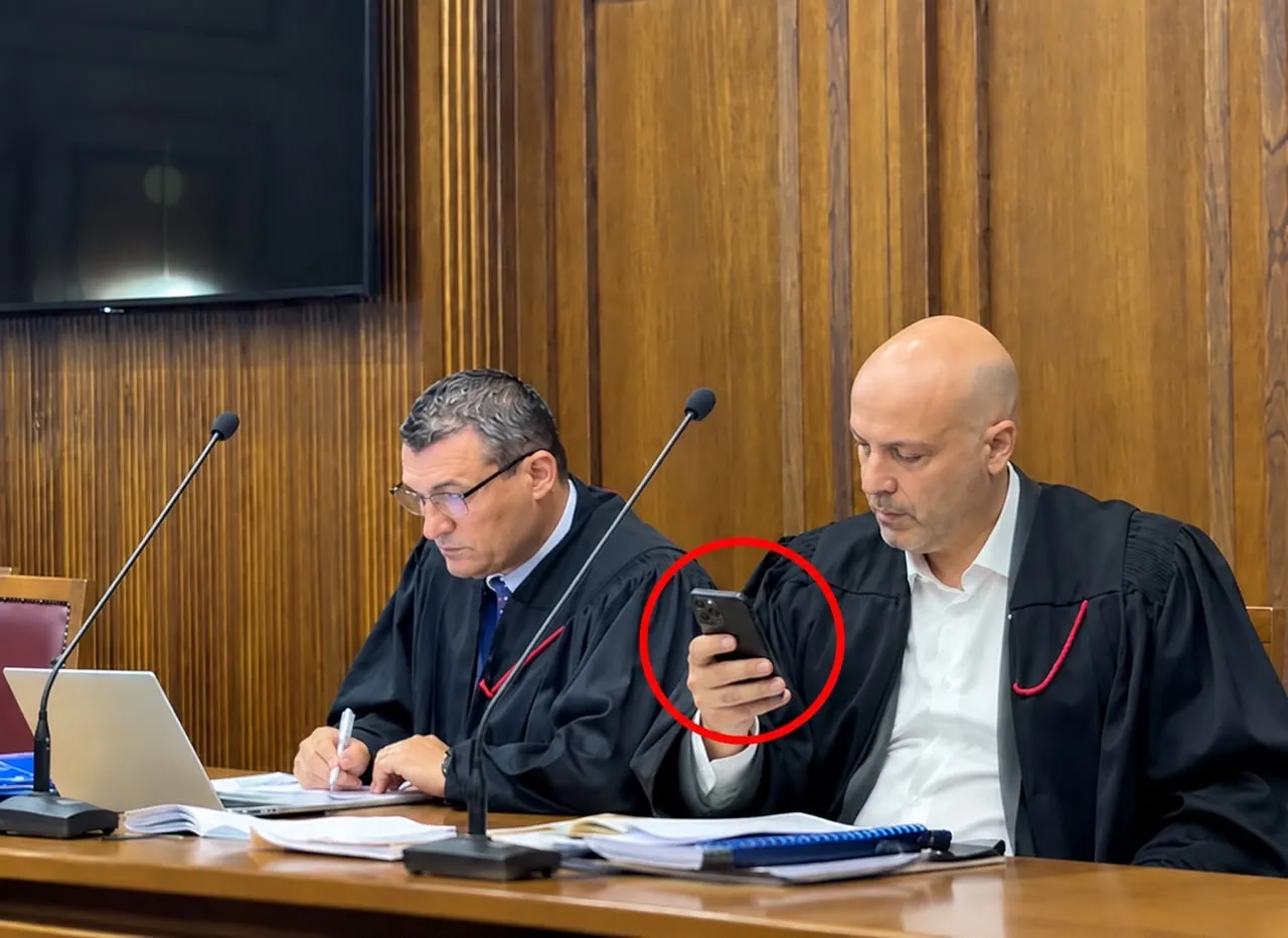 Ols Dado s’pyet për rregullove, i bie telefoni në seancë