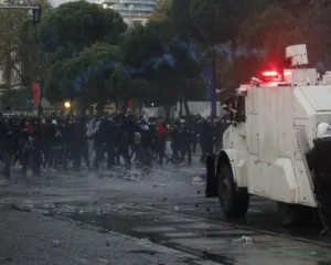 Kongresmeni amerikan: Thellësisht i shqetësuar për dhunën e policisë në Tiranë