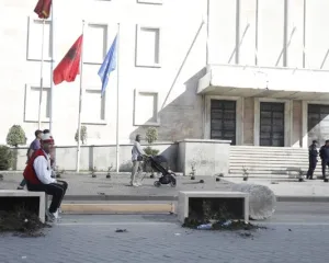 Gjobat për protestuesit në lekë, shpërblimet për policët në euro