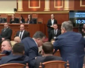 Kaos në Kuvend, Flamur Noka i heq mikrofonin Taulant Ballës