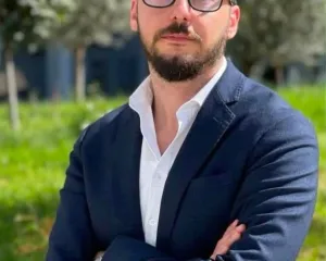 BORDELLOJA QË U JEP LEKSIONE MORALI KISHAVE DHE XHAMIVE