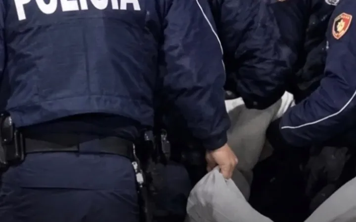 “E kapën e rrahën…“, dëshmitarja rrëfen si ia thyen këmbën të riut
