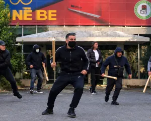 Denoncimi: Sevi Metaj dhunoi studentët brenda selisë së PS-së