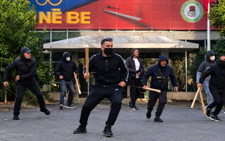 Denoncimi: Sevi Metaj dhunoi studentët brenda selisë së PS-së