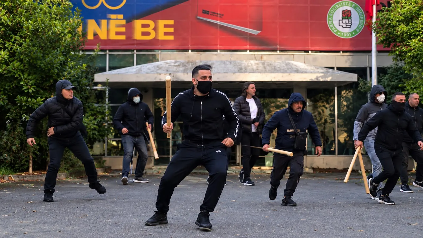Denoncimi: Sevi Metaj dhunoi studentët brenda selisë së PS-së