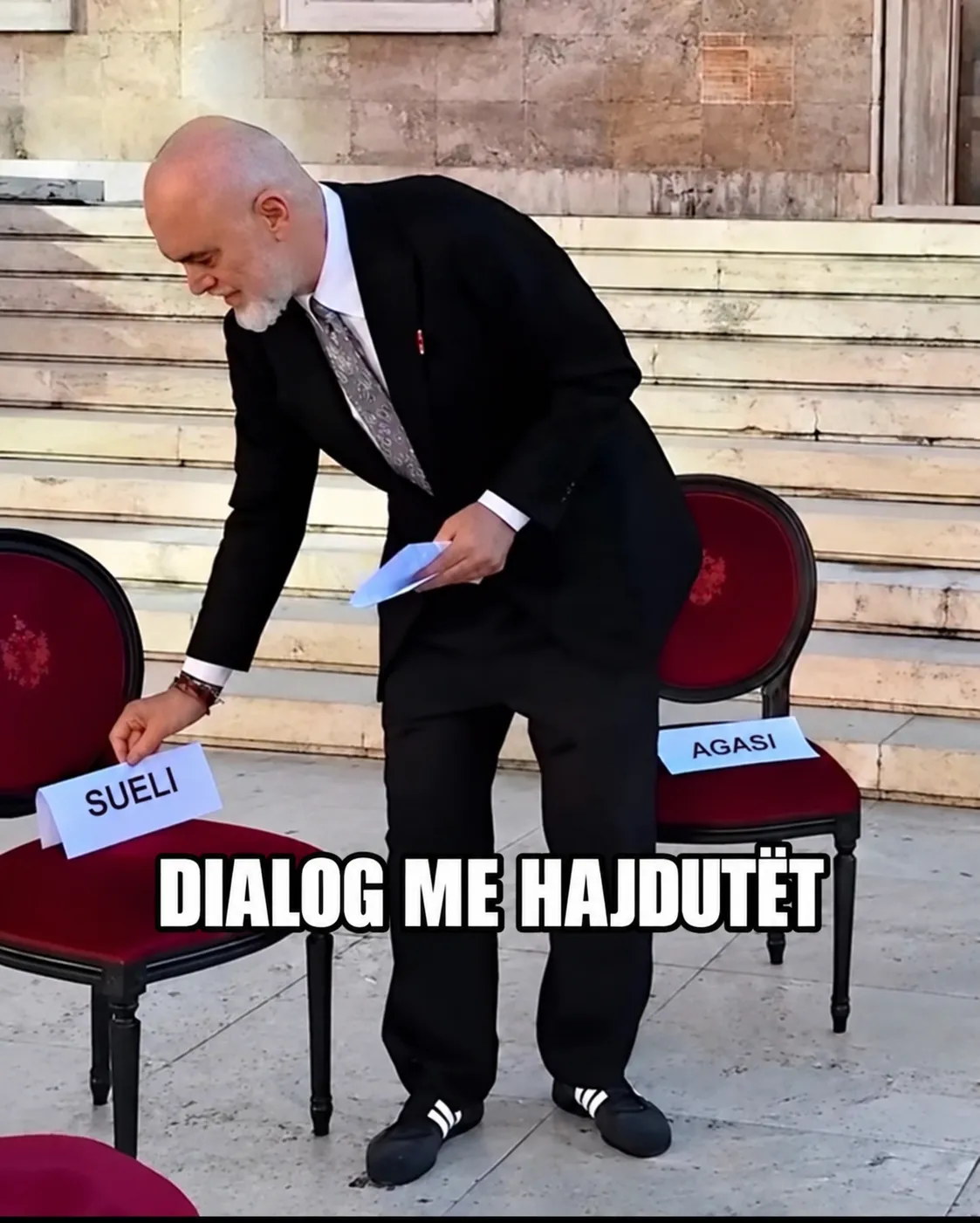 Dialogu haluçinant në kohën e gurit, dajakut dhe gazit lotsjellës