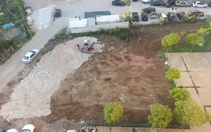 200 familje në Tiranë ngrenë alarmin: Rrethohet hapësira e përbashkët, po kthehet në parkim privat