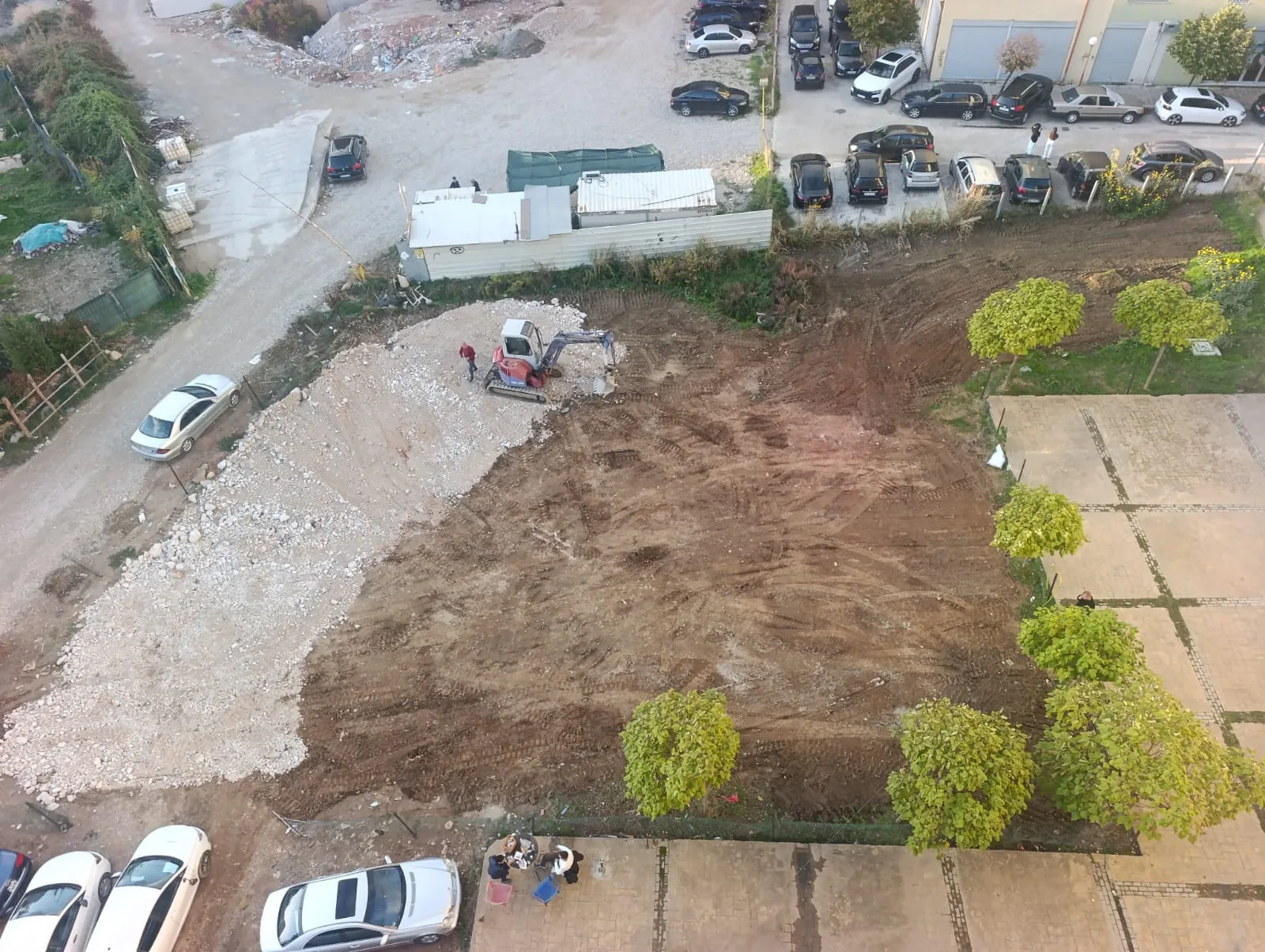 200 familje në Tiranë ngrenë alarmin: Rrethohet hapësira e përbashkët, po kthehet në parkim privat