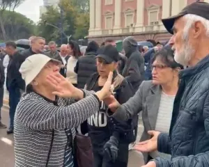 Protestuesja kundër rrymës: Kërkon dialog me Ramën, përplaset ashpër me turmën