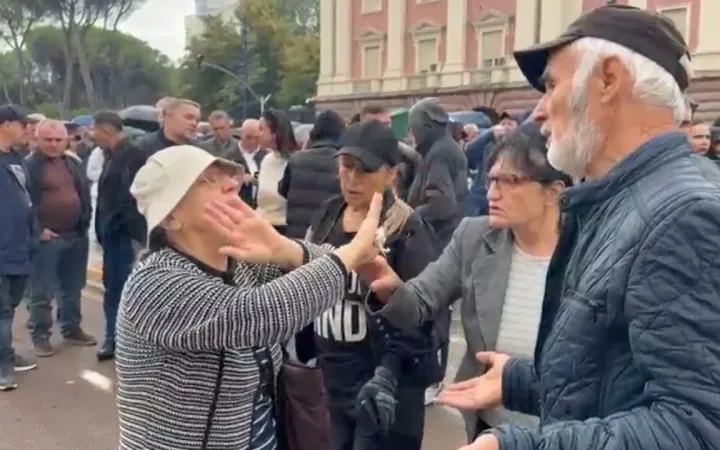 Protestuesja kundër rrymës: Kërkon dialog me Ramën, përplaset ashpër me turmën