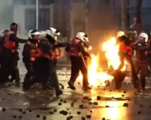 Pamjet dramatike/ Polici digjet pas hedhjes së molotovit
