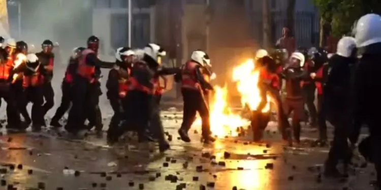 Pamjet dramatike/ Polici digjet pas hedhjes së molotovit