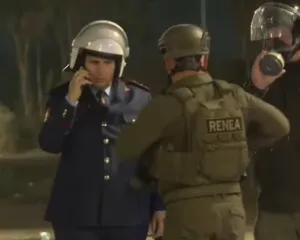 Kulmi i tensioneve, forcat RENEA zbarkojnë para Kryeministrisë