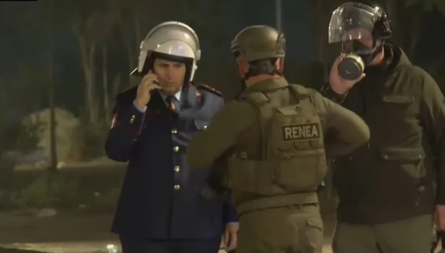 Kulmi i tensioneve, forcat RENEA zbarkojnë para Kryeministrisë