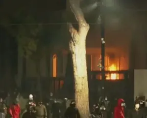Kaos në Tiranë, protestuesit i vënë flakën ish-hotel Dajtit