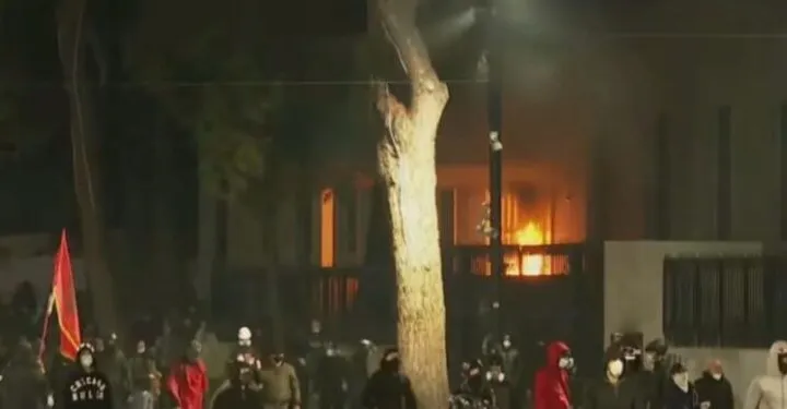 Kaos në Tiranë, protestuesit i vënë flakën ish-hotel Dajtit