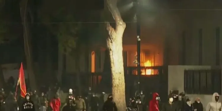 Kaos në Tiranë, protestuesit i vënë flakën ish-hotel Dajtit