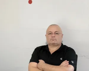 O mbret , MOS U FSHEH PAS SKENARËVE TË ARMIQVE!