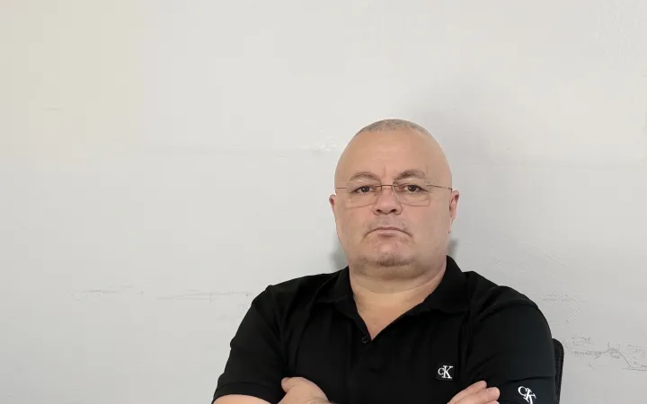 O mbret , MOS U FSHEH PAS SKENARËVE TË ARMIQVE!