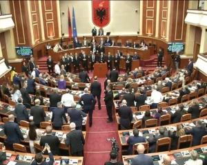 Të gjithë ‘në gjunj’ para Ramës në Kuvend për Reformën Territoriale