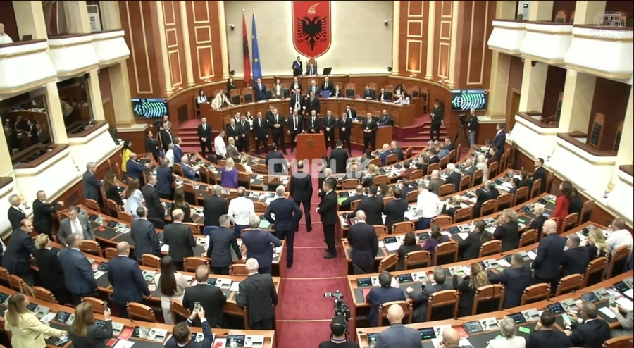 Të gjithë ‘në gjunj’ para Ramës në Kuvend për Reformën Territoriale