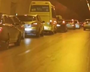 Aksident mes dy mjeteve në tunelin Tiranë-Elbasan, bllokohet qarkullimi