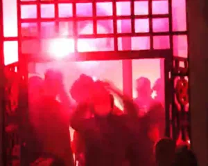 Thyhet dera e Bashkisë Tiranë, disa të rinj futen brenda