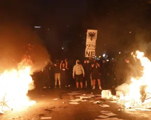 Revoltë e përgjakshme në Tiranë, të plagosur protestues, policë e gazetarë
