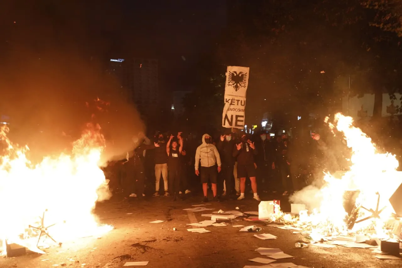 Revoltë e përgjakshme në Tiranë, të plagosur protestues, policë e gazetarë