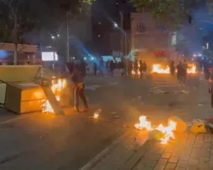 Nuk ndalet revolta, digjen kosha dhe bllokohet trafiku