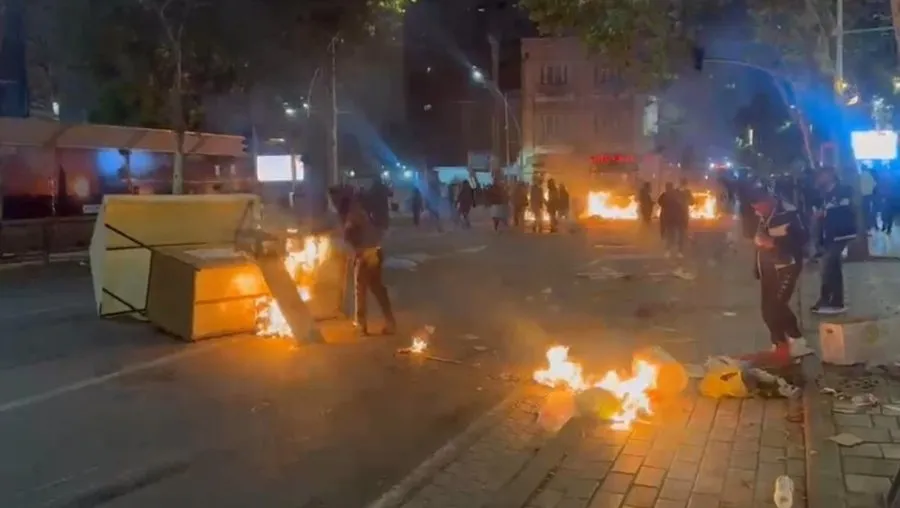 Nuk ndalet revolta, digjen kosha dhe bllokohet trafiku