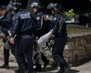 U dhunua brutalisht, si paraqitet gjendja e të riut që i thyen këmbën