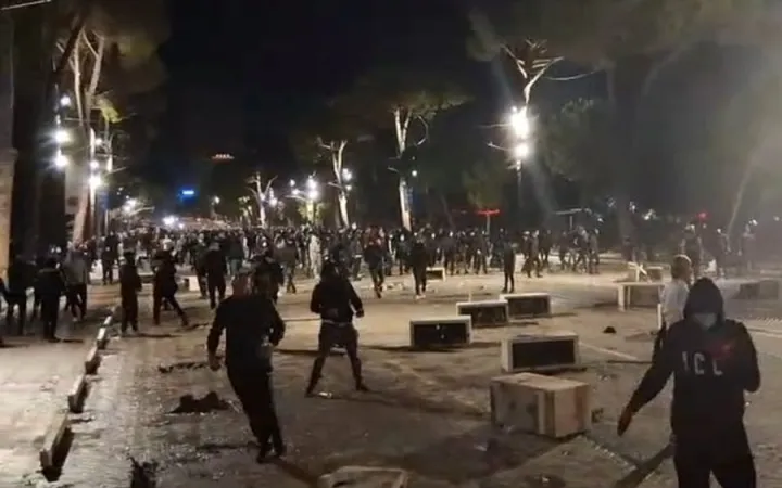 Mbi 12 orë kaos në Tiranë, mbyllet revolta e studentëve
