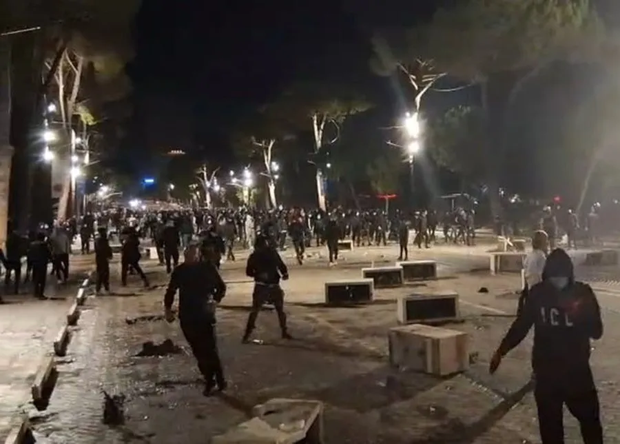 Mbi 12 orë kaos në Tiranë, mbyllet revolta e studentëve