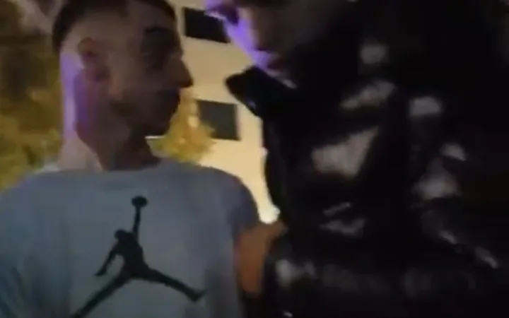 Akuza të forta për arrestime dhe dhunë, Orest Berberi u ndalua teksa raportonte live