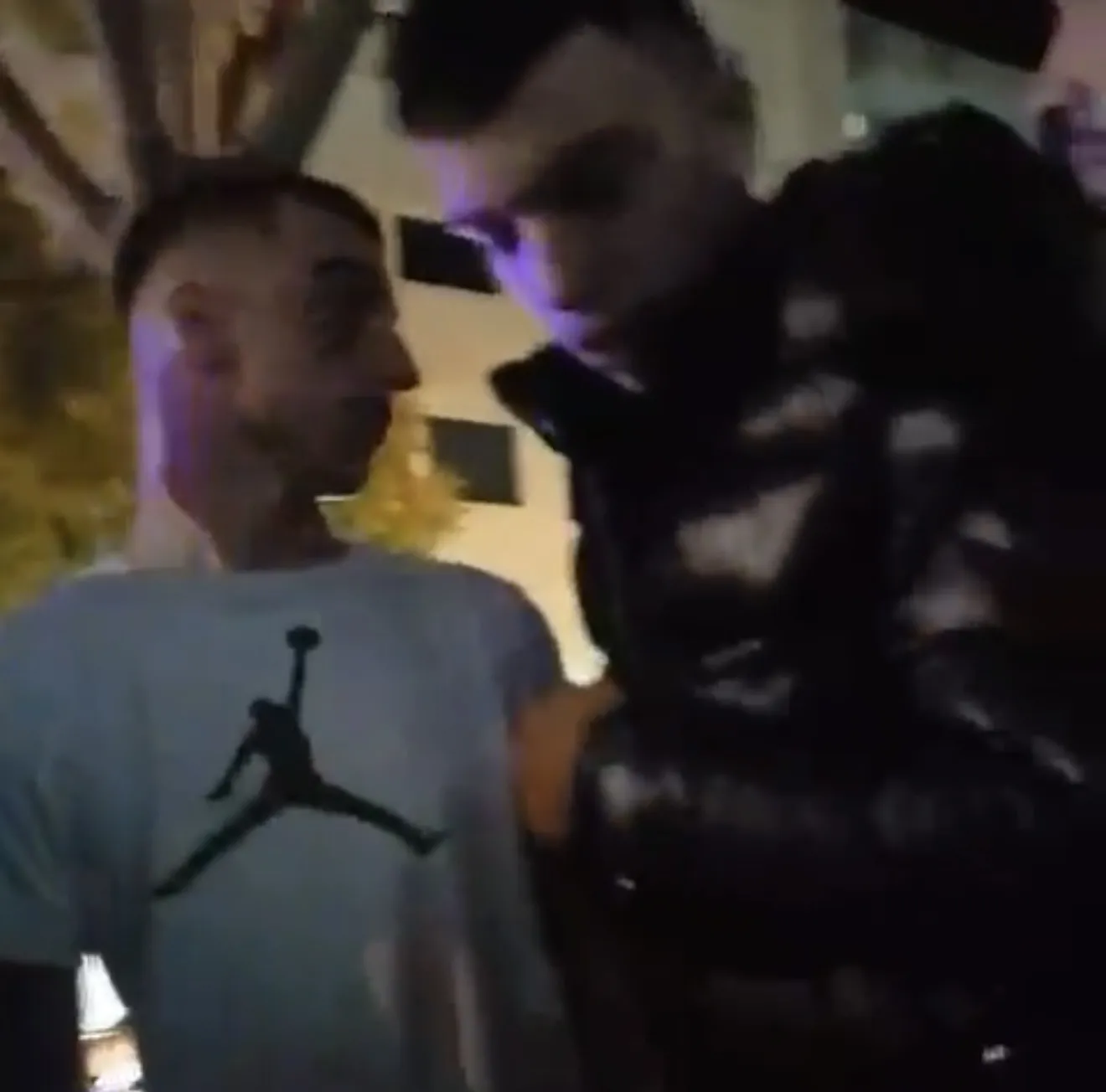 Akuza të forta për arrestime dhe dhunë, Orest Berberi u ndalua teksa raportonte live