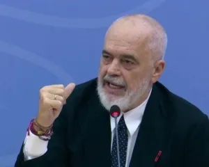 735 pedagogë kundër Ramës, kërkojnë dorëheqjen e kryeministrit dhe qeveri kujdestare