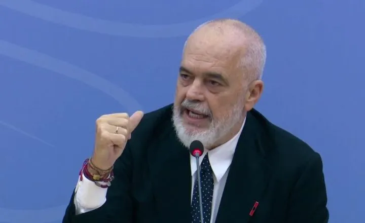 735 pedagogë kundër Ramës, kërkojnë dorëheqjen e kryeministrit dhe qeveri kujdestare