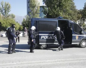 Policia nis hetimet për lidhje mes efektivëve dhe protestuesve