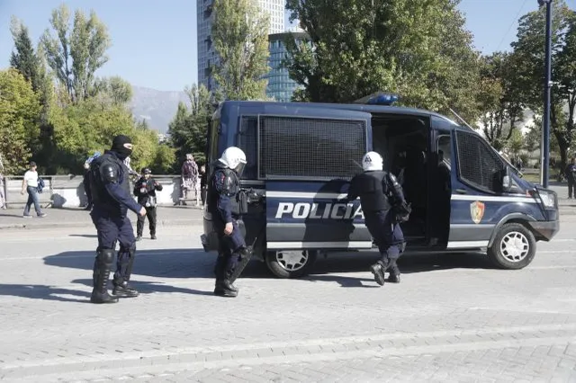 Policia nis hetimet për lidhje mes efektivëve dhe protestuesve