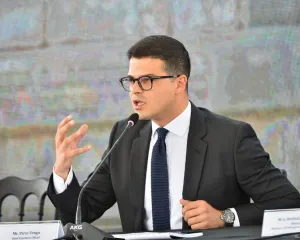 Pirro Vengu: Mësuesit, mjekët dhe ushtarakët duhet të jenë në krye të piramidës së pagave