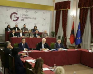 Rama “tërbohet” me deputetët: Jeni fshehur, çfarë po bëni këto ditë?
