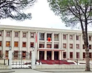 Rama zhdëp në dru protestuesit, ambasadorët e BE dhe SHBA i shkojnë në zyrë Begajt