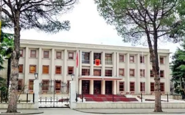 Rama zhdëp në dru protestuesit, ambasadorët e BE dhe SHBA i shkojnë në zyrë Begajt